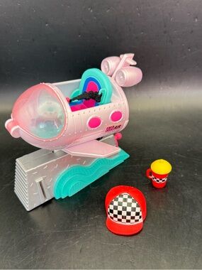 LOL Surprise OMG House of Surprises  LIL ARCADE Plane Playset, Hat & Bottle